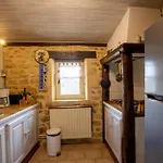 Charmante Maison En Pierre Avec Jardin Et Cheminee, Animaux Acceptes - Fr-1-616-174
