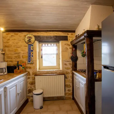 Charmante Maison En Pierre Avec Jardin Et Cheminee, Animaux Acceptes - Fr-1-616-174